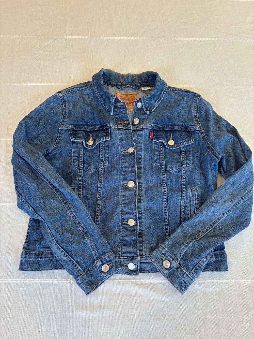 Levi’s Classic Blue Denim Trucker Jacket XL Medium Wash Button Front Jean Jacket